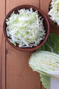 Pekin toprak, bir ahşap zemin üzerine dilimlenmiş lahana, pişirme, ev yapımı yemekler, sebzeli yemekler, retro tarzı için yarım lahana lahana