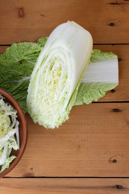 Pekin toprak, bir ahşap zemin üzerine dilimlenmiş lahana, pişirme, ev yapımı yemekler, sebzeli yemekler, retro tarzı için yarım lahana lahana