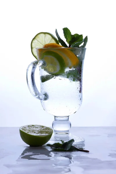 Mojito Mit Limette Und Zitrone Und Minze Cocktail Mit Eis — Stockfoto
