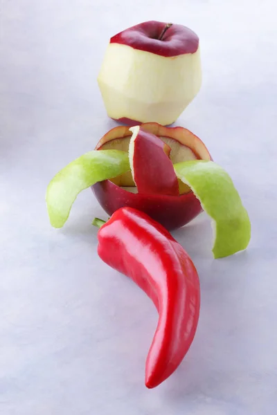 Pimienta Roja Manzana Verde Roja Pelada Sobre Fondo Blanco Aislado — Foto de Stock