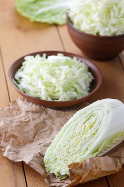 Lahana, rendelenmiş lahana ahşap arka plan, ev yemekleri, vejetaryen, taze sebze, rustik tarzı, Çin lahanası parşömen kağıt üzerinde üzerinde bir kil kase minimalizm