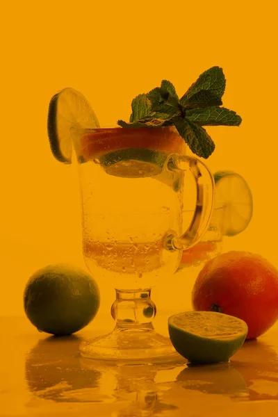 Cocktail Minttu Limetti Mojito Virvoitusjuoma Pop Taidetta Läpinäkyvä Cocktail Sitruunalla — kuvapankkivalokuva