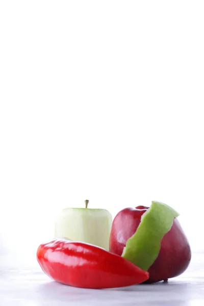 Red Pepper Red Peeled Green Apple White Background Isolated Copy — Stock Photo, Image