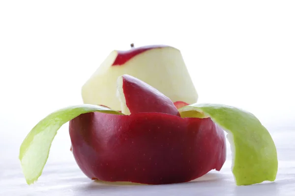 Pimienta Roja Manzana Verde Roja Pelada Sobre Fondo Blanco Aislado — Foto de Stock