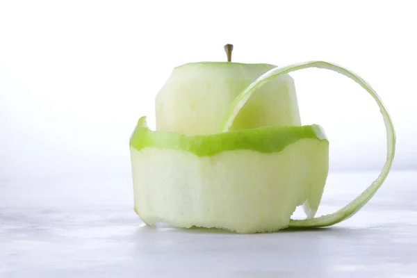 Grüner Geschälter Apfel Apfelschale Obst Gesunde Ernährung Yak Auf Hellem — Stockfoto