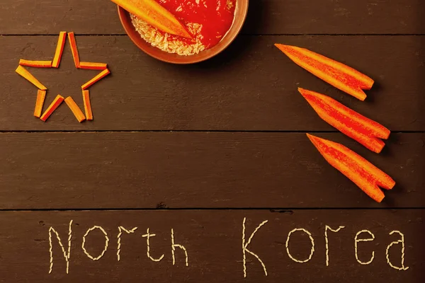 来自大米 北朝鲜的题词 与北朝鲜核战争的概念拼贴画 核胡萝卜 政治冲突 北朝鲜的饥荒 极简主义 拼贴画 — 图库照片