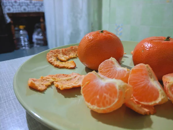 Tangerinas Descascadas Cozinha Casa Uma Placa Verde Frutas Cítricas Estilo — Fotografia de Stock