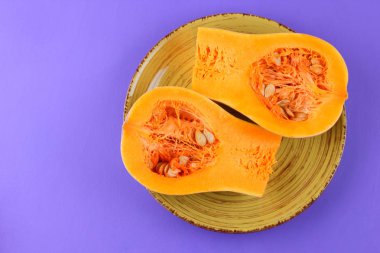 Tabakta yeşil, mor bir arka plan, sebze pop art, minimalizm, turuncu sebze bir mor arka plan, sanat, bir tasarımcı, vegan, sanat için kabak kabak kabak tatlısı