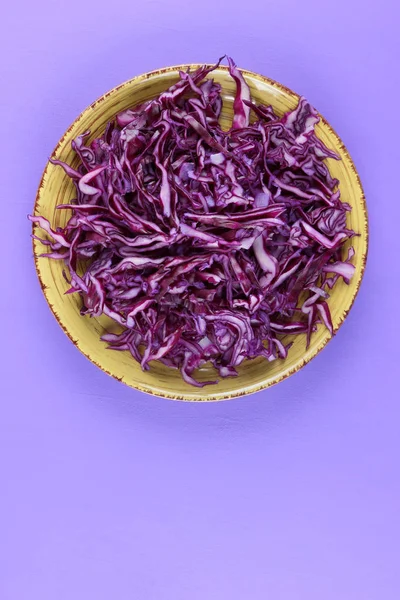 Фіолетова Капуста Жовтій Тарілці Капуста Фіолетовому Фоні Мінімалізм Овочі Вегана — стокове фото