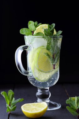 Mojito karanlık bir arka plan üzerinde yaz kokteyl ile limon, limon, taze nane Ice, vegan, kopya alanı, kokteyl, kutlama içmeye İçkiyle serinletici kokteyl minimalist