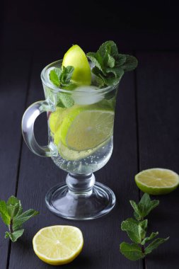Mojito karanlık bir arka plan üzerinde yaz kokteyl ile limon, limon, taze nane Ice, vegan, kopya alanı, kokteyl, kutlama içmeye İçkiyle serinletici kokteyl minimalist