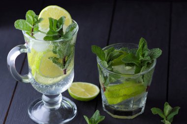 Mojito karanlık bir arka plan üzerinde yaz kokteyl ile limon, limon, taze nane Ice, vegan, kopya alanı, kokteyl, kutlama içmeye İçkiyle serinletici kokteyl minimalist