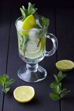 Mojito karanlık bir arka plan üzerinde yaz kokteyl ile limon, limon, taze nane Ice, vegan, kopya alanı, kokteyl, kutlama içmeye İçkiyle serinletici kokteyl minimalist