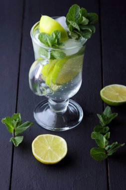 Mojito karanlık bir arka plan üzerinde yaz kokteyl ile limon, limon, taze nane Ice, vegan, kopya alanı, kokteyl, kutlama içmeye İçkiyle serinletici kokteyl minimalist