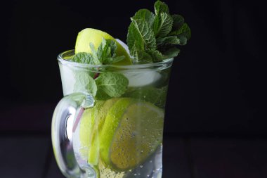 Mojito karanlık bir arka plan üzerinde yaz kokteyl ile limon, limon, taze nane Ice, vegan, kopya alanı, kokteyl, kutlama içmeye İçkiyle serinletici kokteyl minimalist