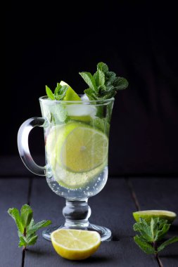 Mojito karanlık bir arka plan üzerinde yaz kokteyl ile limon, limon, taze nane Ice, vegan, kopya alanı, kokteyl, kutlama içmeye İçkiyle serinletici kokteyl minimalist