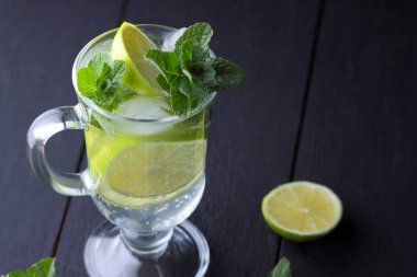 Mojito karanlık bir arka plan üzerinde yaz kokteyl ile limon, limon, taze nane Ice, vegan, kopya alanı, kokteyl, kutlama içmeye İçkiyle serinletici kokteyl minimalist