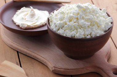 Peynir, peynir ve kil Bijuteri, bir ahşap arka plan, rustik ekşi krema, kahverengi gölge, sağlıklı gıda, Fransız Kahvaltı, üstten görünüm, keçi peyniri, protein taze lor krem