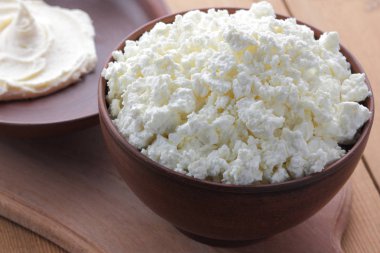 Peynir, peynir ve kil Bijuteri, bir ahşap arka plan, rustik ekşi krema, kahverengi gölge, sağlıklı gıda, Fransız Kahvaltı, üstten görünüm, keçi peyniri, protein taze lor krem