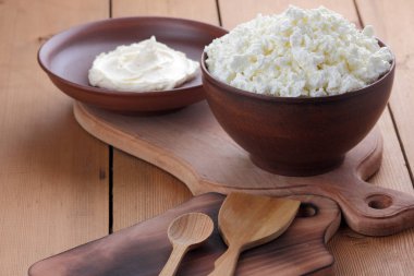 Peynir, peynir ve kil Bijuteri, bir ahşap arka plan, rustik ekşi krema, kahverengi gölge, sağlıklı gıda, Fransız Kahvaltı, üstten görünüm, keçi peyniri, protein taze lor krem