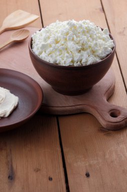 Peynir, peynir ve kil Bijuteri, bir ahşap arka plan, rustik ekşi krema, kahverengi gölge, sağlıklı gıda, Fransız Kahvaltı, üstten görünüm, keçi peyniri, protein taze lor krem