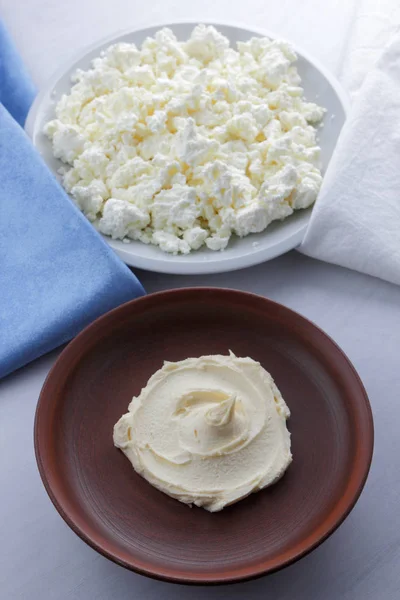 Сыр Творог Белой Тарелке Свежий Творог Белой Голубой Салфетке Молочный — стоковое фото