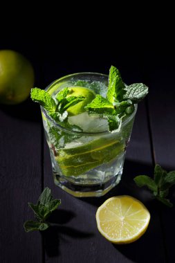 Mojito karanlık bir arka plan üzerinde yaz kokteyl limon ve nane, limon, taze nane Ice, vegan, kopya alanı, minimalist kokteyl, boş Tasarımcısı, kokteyl, kutlama içmeye İçkiyle yenileme bar