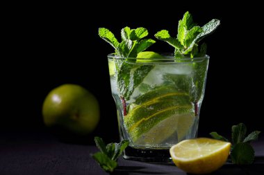 Mojito karanlık bir arka plan üzerinde yaz kokteyl limon ve nane, limon, taze nane Ice, vegan, kopya alanı, minimalist kokteyl, boş Tasarımcısı, kokteyl, kutlama içmeye İçkiyle yenileme bar