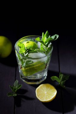 Mojito karanlık bir arka plan üzerinde yaz kokteyl limon ve nane, limon, taze nane Ice, vegan, kopya alanı, minimalist kokteyl, boş Tasarımcısı, kokteyl, kutlama içmeye İçkiyle yenileme bar