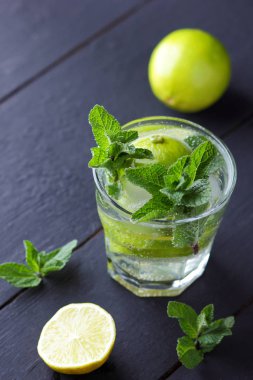 Mojito karanlık bir arka plan üzerinde yaz kokteyl limon ve nane, limon, taze nane Ice, vegan, kopya alanı, minimalist kokteyl, boş Tasarımcısı, kokteyl, kutlama içmeye İçkiyle yenileme bar