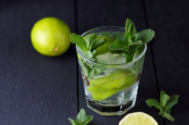 Mojito karanlık bir arka plan üzerinde yaz kokteyl limon ve nane, limon, taze nane Ice, vegan, kopya alanı, minimalist kokteyl, boş Tasarımcısı, kokteyl, kutlama içmeye İçkiyle yenileme bar