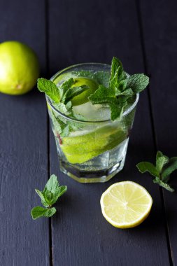 Mojito karanlık bir arka plan üzerinde yaz kokteyl limon ve nane, limon, taze nane Ice, vegan, kopya alanı, minimalist kokteyl, boş Tasarımcısı, kokteyl, kutlama içmeye İçkiyle yenileme bar