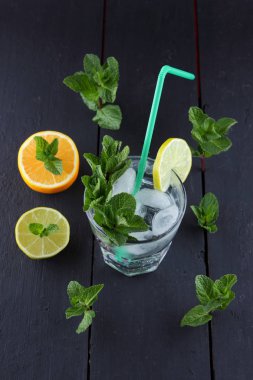 Mojito karanlık bir arka plan üzerinde yaz kokteyl limon ve nane, limon ile serinletici içecek, buz, vegan, kopya alanı, minimalist kokteyl, boş Tasarımcısı, sanat için kokteyl, kutlama içmeye taze nane