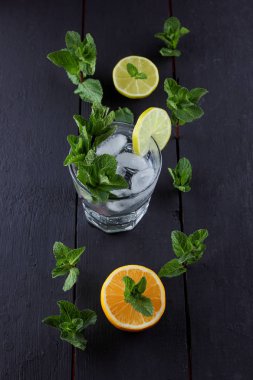 Mojito karanlık bir arka plan üzerinde yaz kokteyl limon ve nane, limon ile serinletici içecek, buz, vegan, kopya alanı, minimalist kokteyl, boş Tasarımcısı, sanat için kokteyl, kutlama içmeye taze nane