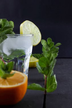Mojito karanlık bir arka plan üzerinde yaz kokteyl limon ve nane, limon ile serinletici içecek, buz, vegan, kopya alanı, minimalist kokteyl, boş Tasarımcısı, sanat için kokteyl, kutlama içmeye taze nane