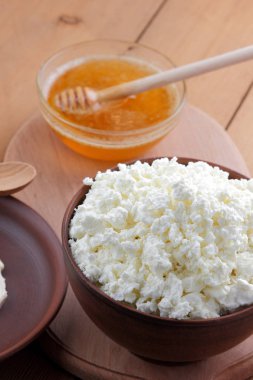 Peynir, taze peynir ve ekşi krema Çömlekçilik, tatlım, Kahvaltı, sağlıklı beslenme, sağlıklı süt ve süt ürünleri, peynir ve krem rustik tarzı, minimalist, keçi peyniri, uzay, süzme peynir bir ahşap tahta üzerinde kopyalama