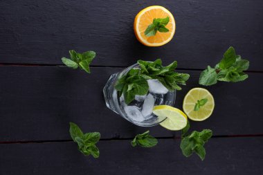 Mojito karanlık bir arka plan üzerinde yaz kokteyl limon ve nane, limon ile serinletici içecek, buz, kopya alanı, minimalist kokteyl kokteyl, kutlama içmeye taze nane