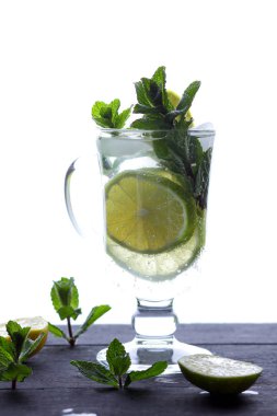 Mojito yaz tatili, buz beyaz bir arka planda, kireç ve limon, taze nane kokteyli, bir sanat, bir içki, minimalizm, bir tasarımcı için hazırlık yapmak için narenciye için yumuşak bir içki kokteyli
