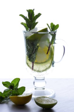 Mojito yaz tatili, buz beyaz bir arka planda, kireç ve limon, taze nane kokteyli, bir sanat, bir içki, minimalizm, bir tasarımcı için hazırlık yapmak için narenciye için yumuşak bir içki kokteyli