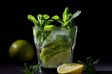 Minimalist kokteyl, mojito koyu arka plan, limon ve nane, yaz kokteyl serinletici içecek buz, vegan, kopya alanı, kokteyl, kutlama içmeye limon, taze nane ile tasarımcı için sanat boş