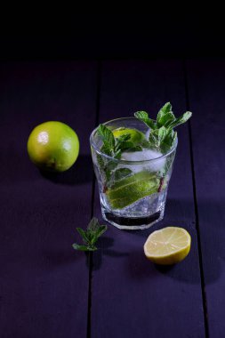 Minimalist kokteyl, mojito koyu arka plan, limon ve nane, yaz kokteyl serinletici içecek buz, vegan, kopya alanı, kokteyl, kutlama içmeye limon, taze nane ile tasarımcı için sanat boş