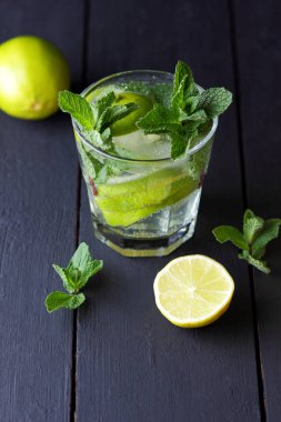 Minimalist kokteyl, mojito koyu arka plan, limon ve nane, yaz kokteyl serinletici içecek buz, vegan, kopya alanı, kokteyl, kutlama içmeye limon, taze nane ile tasarımcı için sanat boş