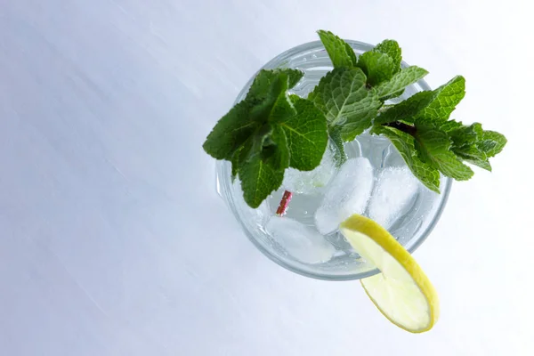 Mojito Zomervakantie Cocktail Met Ijs Een Witte Achtergrond Een Frisdrank — Stockfoto