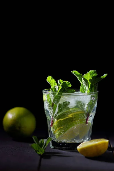 Coquetel Minimalista Mojito Sobre Fundo Escuro Coquetel Verão Com Limão — Fotografia de Stock