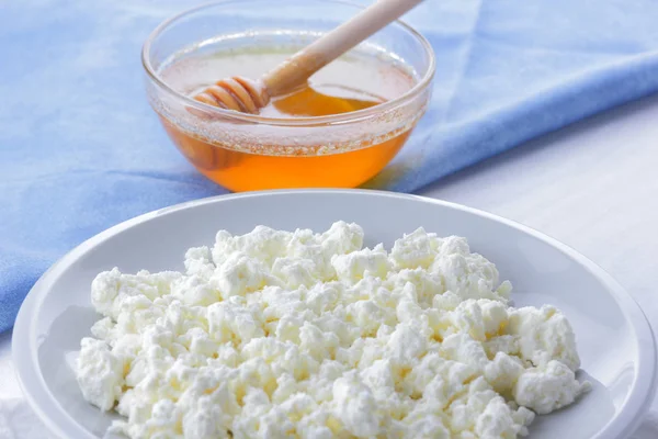 Käse Frischer Quark Auf Weißem Teller Ziegenquark Und Blaue Serviette — Stockfoto