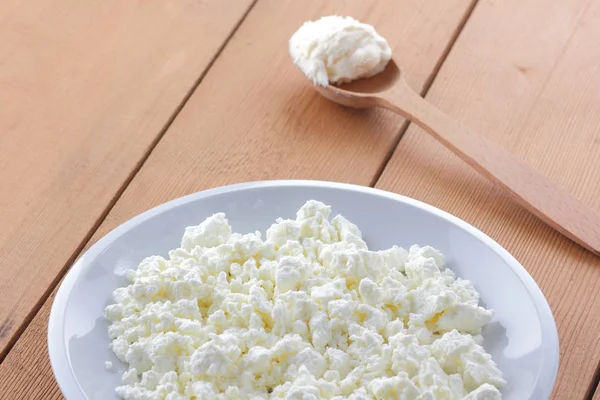 Ost Färsk Keso Vit Platta Träslev Curd Trä Bakgrund Gräddfil — Stockfoto