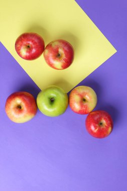 Elma, Kahvaltı, vitaminler, vejetaryen yemek, renkli arka plan, elma model, minimalizm, eğilim 2018 bir sürü için meyve meyve pop art, mor bir arka plan üzerinde kırmızı elma pop sanat