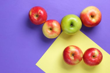 Elma, Kahvaltı, vitaminler, vejetaryen yemek, renkli arka plan, elma model, minimalizm, eğilim 2018 bir sürü için meyve meyve pop art, mor bir arka plan üzerinde kırmızı elma pop sanat