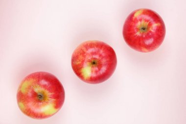 Apple, meyve pop art, pembe bir arka plan, Kahvaltı, vitaminler, vejetaryen yemek, pastel arka plan, minimalizm, bir tasarımcı, Asya gıda, Amerikan kahvaltı için boş için meyve üzerinde kırmızı elma