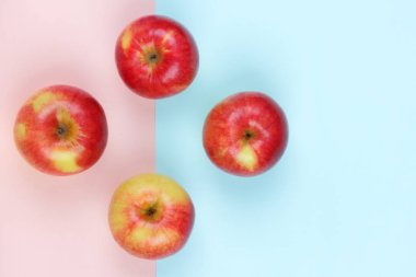 Apple, meyve pop art, pembe mavi arka plan, Kahvaltı, vitaminler, vejetaryen yemek, pastel arka plan, minimalizm, tasarımcı boş, Asya gıda, Amerikan kahvaltı meyve üzerinde kırmızı elma